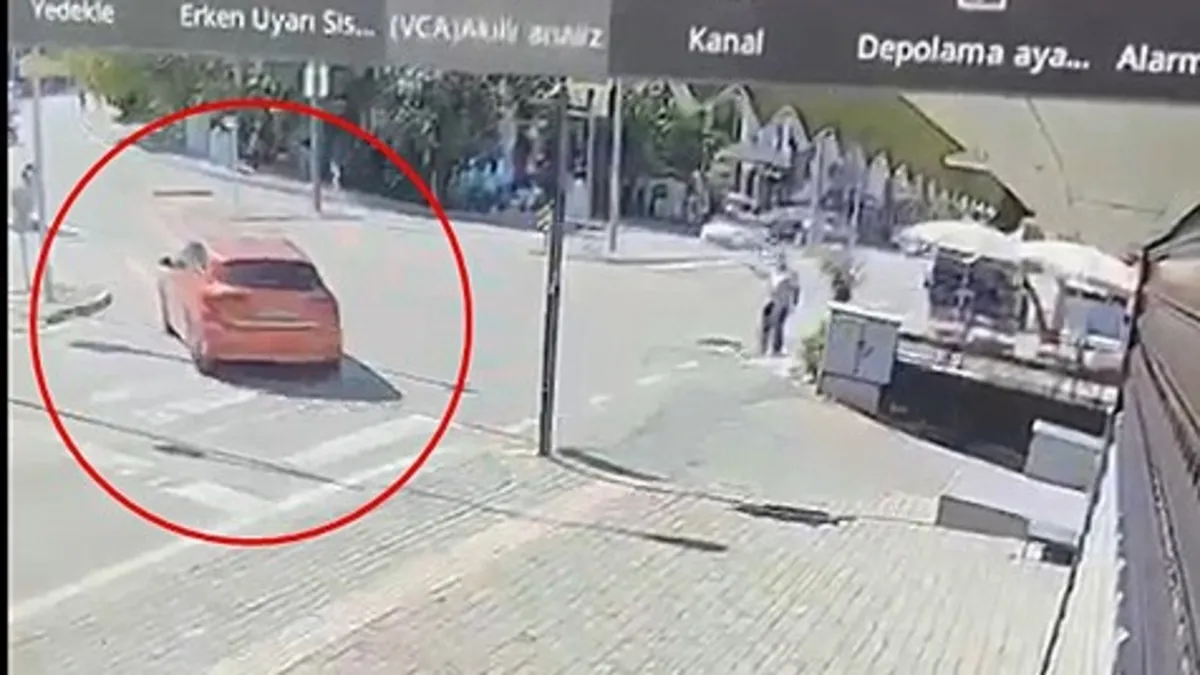 Bursa'da feci kaza! Sürücü el frenini çekmeyi unuttu: Otomobil kuyumcu dükkanına çarptı