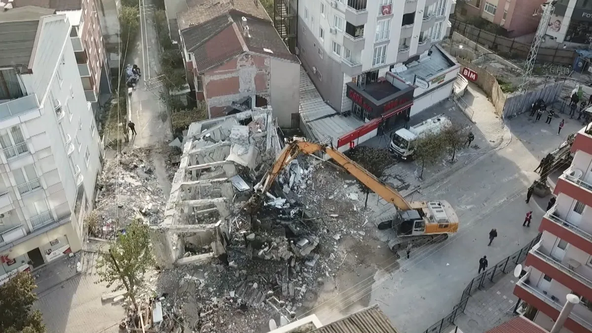 Gebze'de 4 kişiyi hayattan koparan binanın enkazı kaldırılıyor