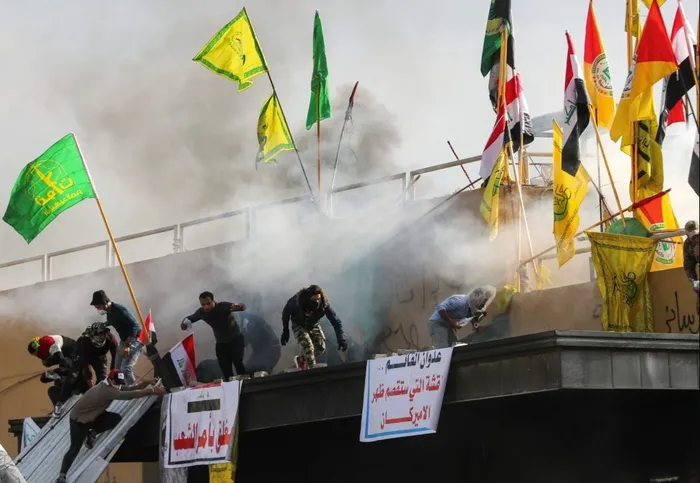 suriyenin-ardindan-iranin-iraktaki-nufuzuna-nester-mi-sii-milislerden-tahran-yonetimine-kotu-haber-1744016475872.jpg Irak'taki Kataib Hizbullah'ı savunan Şii milisler ve Iraklılar (Arşiv)