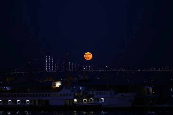 İstanbul’da dolunay şöleni! Yılın son dolunayı göz kamaştırdı