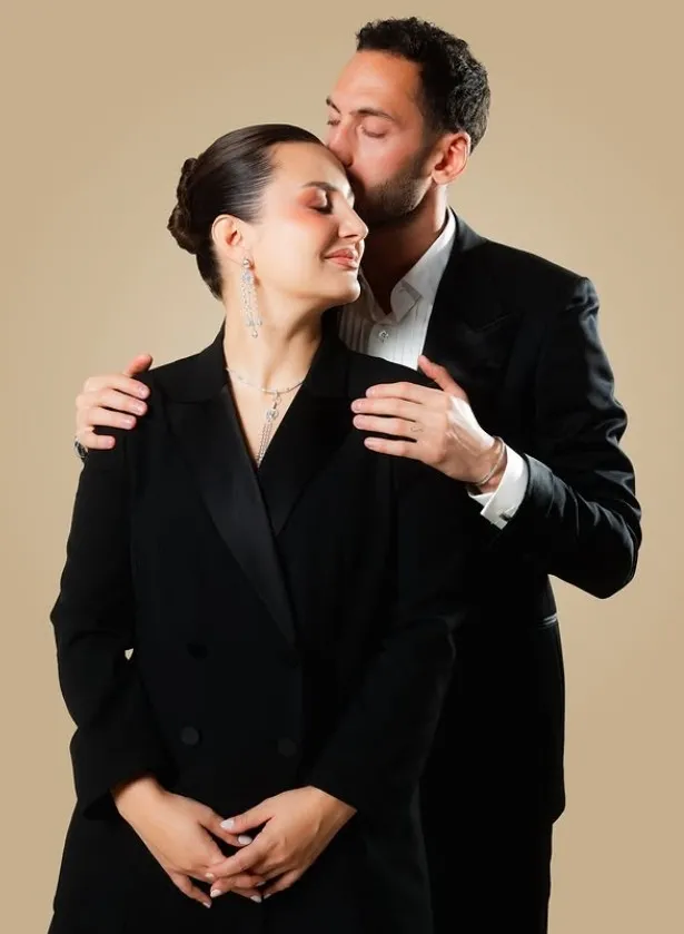 iste-gercek-dostluk-hakan-calhanoglundan-mesut-ozile-milyonluk-jest-1775886901885.jpg Hakan Çalhanoğlu ve eşi Sinem Çalhanoğlu