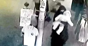 Bebeği kucağındayken başından vuruldu!