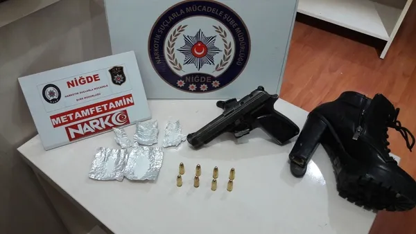 Uyuşturucuyu ayakkabı topuğuna saklamışlar - 1