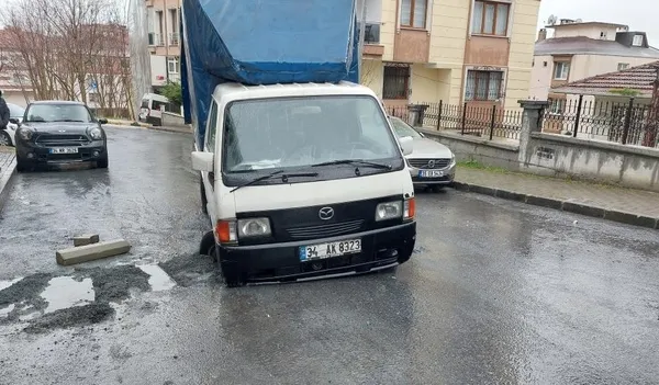kucukcekmecede-iski-yine-magdur-etti-kamyonet-toprakla-doldurulan-cukura-girdi-1644326722344.jpg Küçükçekmece’de İSKİ yine mağdur etti! Kamyonet toprakla doldurulan çukura saplandı - 3