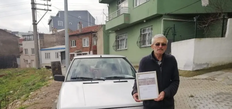 İlk trafik cezasını 75 yaşında yedi, çerçeveletip evinin duvarına astı