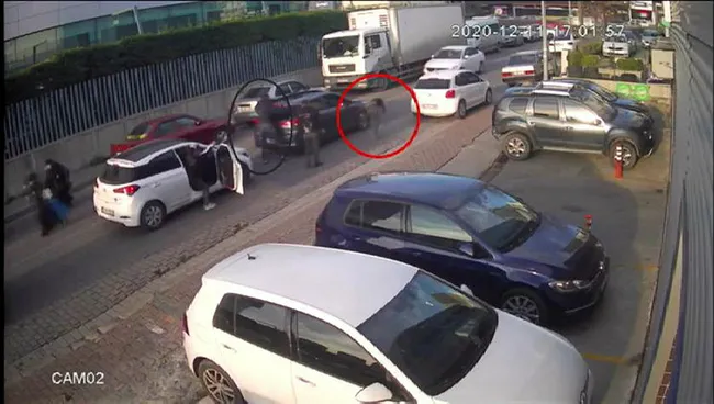 İstanbul’da sokak ortasında silahlı çatışma kamerada: 1 kişi hayatını kaybetti - 1