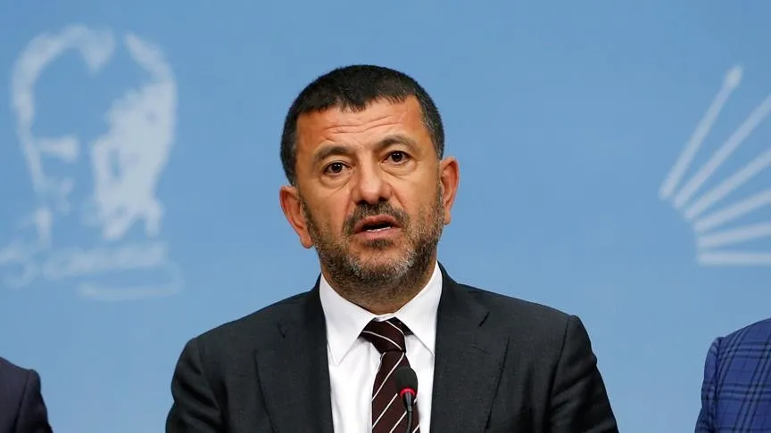 chpde-rusvet-iddiasi-soforun-telefonundan-cikti-100-bin-dolarlik-yazisma-1779045198254.jpg CHP'li Veli Ağbaba'nın VIP şoför Gökhan Cumalı'yı tutuklanmasının ardından apar topar ziyaret ettiği ortaya çıktı. (AA)