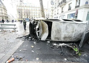PKK'lıların Paris'teki gösterileri! Hızlarını alamayıp kendi araçlarını da yaktılar