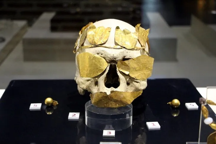 Roma döneminin altın göz ve ağız bandı eserleri bu müzede