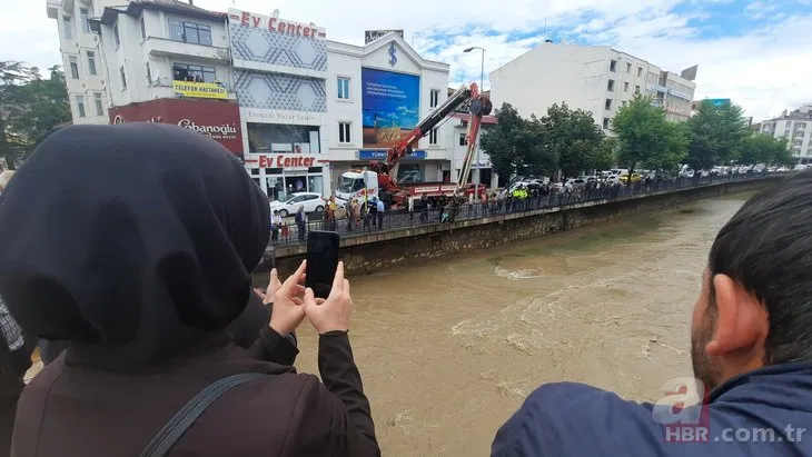 Yüzlerce vatandaş oraya toplandı! Yavru kedinin kurtarılma anı kamerada