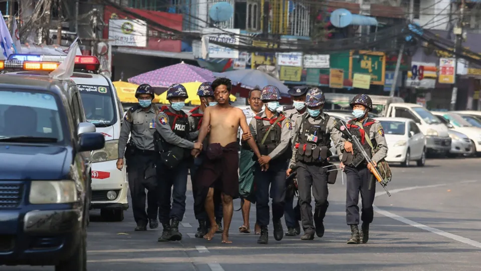 Myanmar'da ordu katliamı büyüyor! Ölü sayısı bine yaklaştı