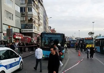Kadıköy'de yolda çökme: Otobüs mahsur kaldı
