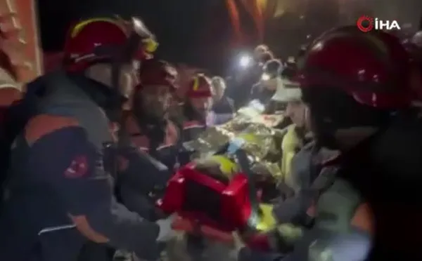 1676274456674.jpg Hatay'daki enkazdan 162 saat sonra kurtarılan Ayşe'den duygulandıran sözler! En büyük asker bizim asker - 1