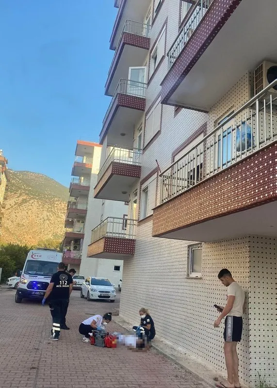 Antalya’da feci olay! Çatıdan balkona inmek isterken aşağı düştü