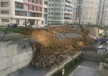 Başakşehir'de istinat duvarı çöktü