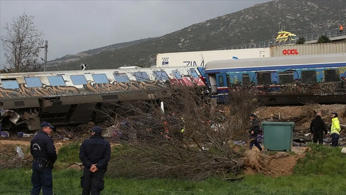 İran'da tren raydan çıktı: 30 yaralı