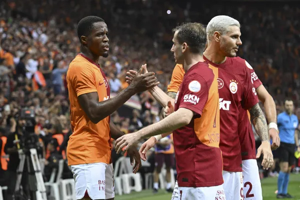 galatasaray-galibiyet-serisini-10a-cikardi-sahada-zaha-ruzgari-1699038801004.jpg Galatasaray galibiyet serisini 10'a çıkardı! Sahada Zaha rüzgarı - 1