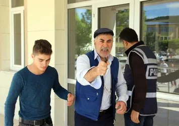 Oğlu sınava geç kaldı, kapıları yumrukladı