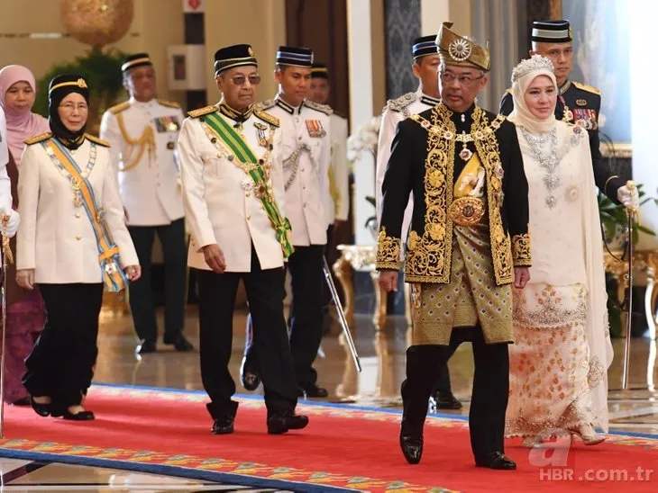 Malezya Kralı Sultan Abdullah törenle tacını giydi | Dikkat çeken anlar