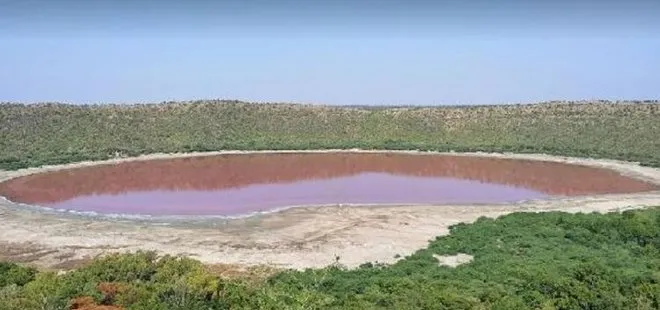 Hindistan’da 50 bin yıllık Lonar Gölü pembeye döndü