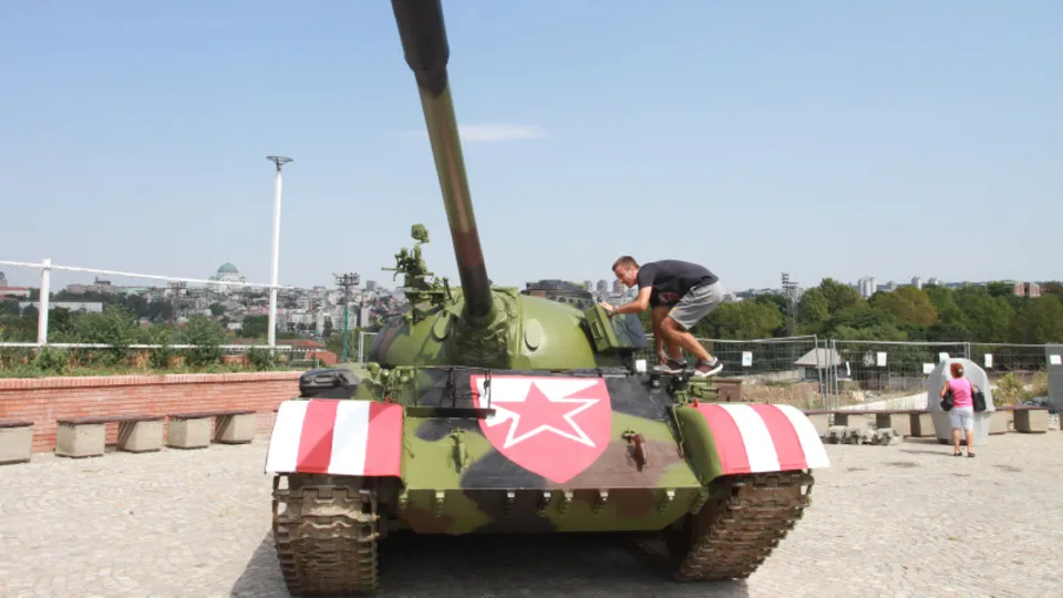 Kızılyıldız'ın stadı önüne tank çekildi