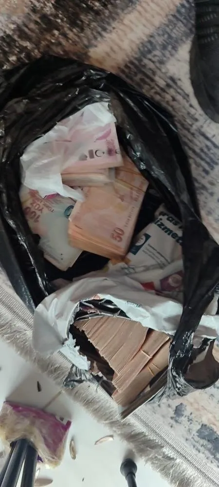 1687283051209.jpg FETÖ mensubu hainler hücre evinde yakalandı! Poşet dolusu para ele geçirildi - 3