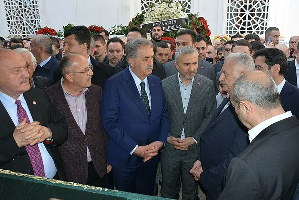 AK Parti Genel Başkanvekili Binali Yıldırım'ın annesi Fahriye Yıldırım toprağa verildi - 3