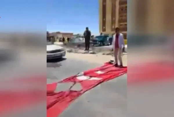 Hafter Türk bayrağına saldırdı Libya halkı cevabını verdi - 4