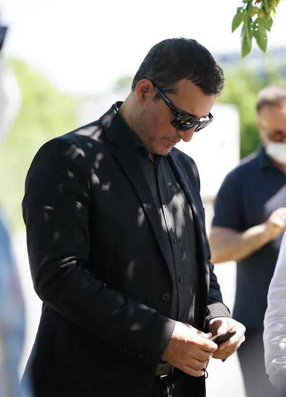 rafet-el-romanin-aci-vedasi-gozyaslari-icinde-topraga-verdi-1623845013268.jpg Rafet El Roman'ın acı vedası! Gözyaşları içinde toprağa verdi - 4