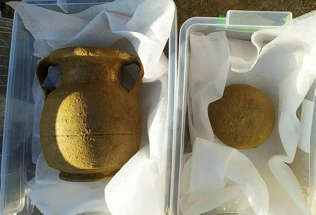 Traktörünün pulluğuna taş takıldı, lahit mezar ortaya çıktı