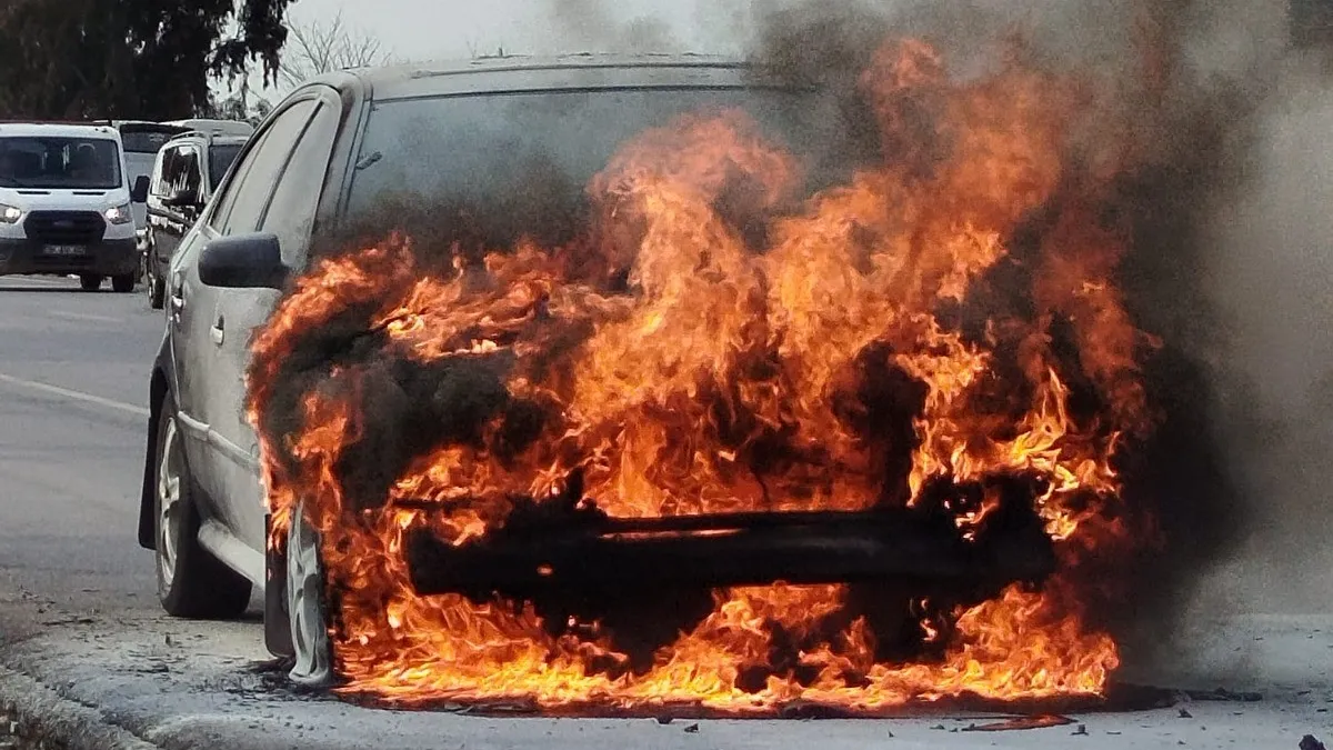 Bir hafta önce almıştı: Yeni arabası seyir halinde alev alev yandı