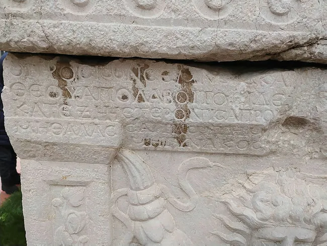 Amasya'da Medusa kabartması ile beddua yazan lahiti uyarılara rağmen soymuşlar! - 1