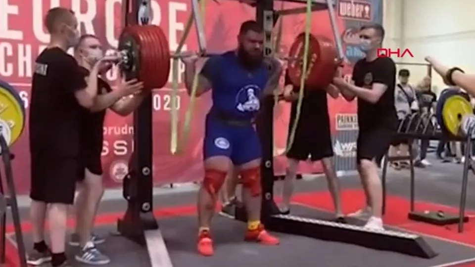 Kan donduran görüntüler! Halterci 400 kilo kaldırmaya çalışırken canlı yayında dizlerini kırdı