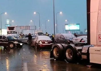 ABD'nin Chicago kentinde şoke eden kaza! Yaklaşık 60 araç birbirine girdi