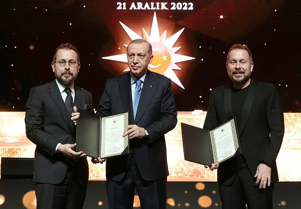 baskan-erdogan-omur-ve-yunus-emre-akkor-kardesleri-baristirdi-1671649938311.jpg Başkan Erdoğan Ömür ve Yunus Emre Akkor kardeşleri barıştırdı - 1