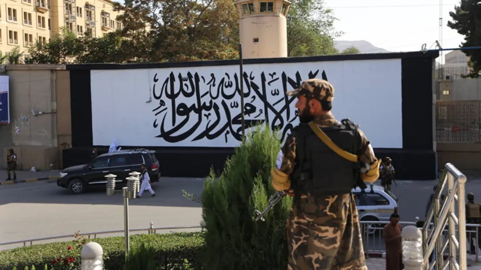 Kabil'de terk edilen ABD büyükelçiliğinin duvarına yazılar yazdılar! Dünyaya 'Taliban' mesajı