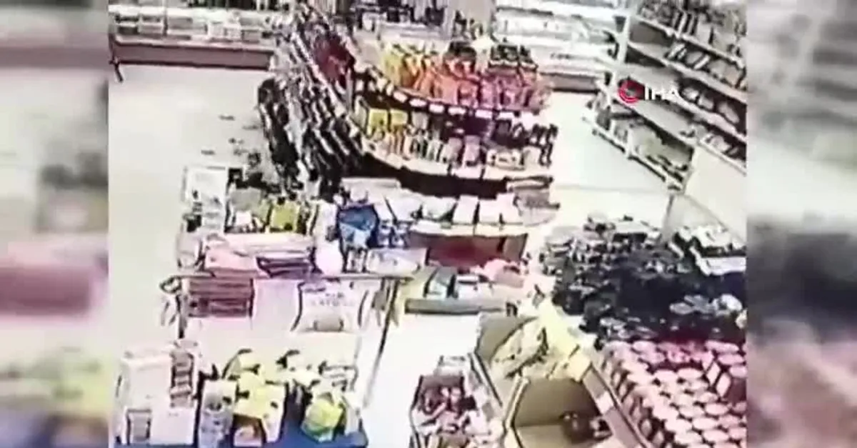 Markette deprem anları kamerada