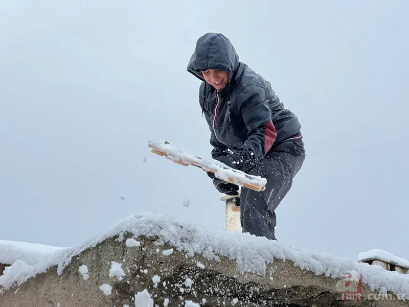 Hakkari'de kar yağışı şehri beyaza bürüdü! Onlarca köy yolu ulaşıma kapandı 19