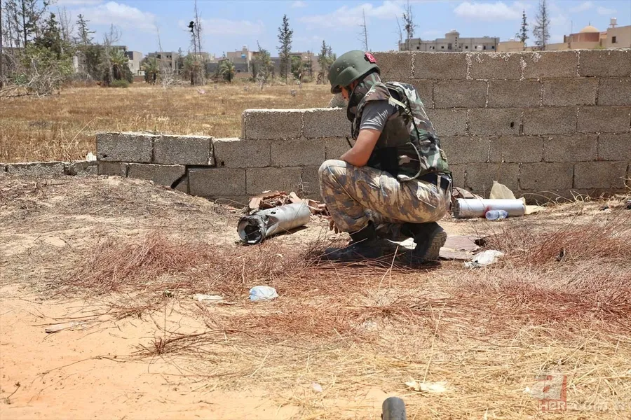 Türk kuvvetleri Libya'da Hafter milislerinin tuzakladığı patlayıcıları temizledi! O anlar böyle görüntülendi... 7