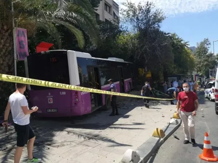 İstanbul Kadıköy'de freni patlayan otobüs iş yerine girdi! Yaralılar var - 1