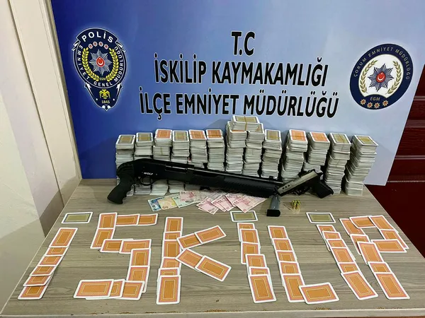 corumda-kumar-operasyonu-aranan-dolandirici-da-yakalandi-1663076835015.jpg Çorum'da kumar operasyonu: Aranan dolandırıcı da yakalandı - 1