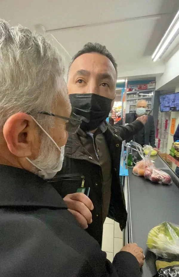 Koronavirüse karşı sosyal mesafe uyarısı yaptı ölüm tehdidi aldı! Maganda bıçakla tehdit etti