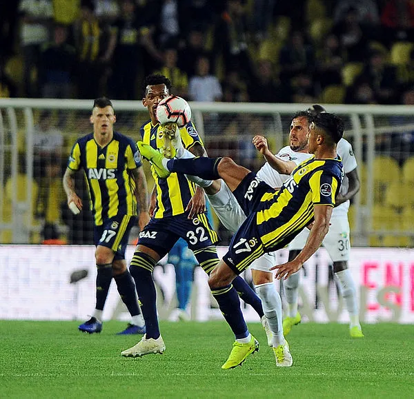 Fenerbahçe kendi evinde Akhisarspor’u geçmesini bildi
