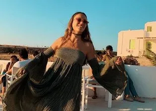Serenay Sarıkaya fotoğraflarıyla sosyal medyayı salladı! Serenay Sarıkaya kimdir?