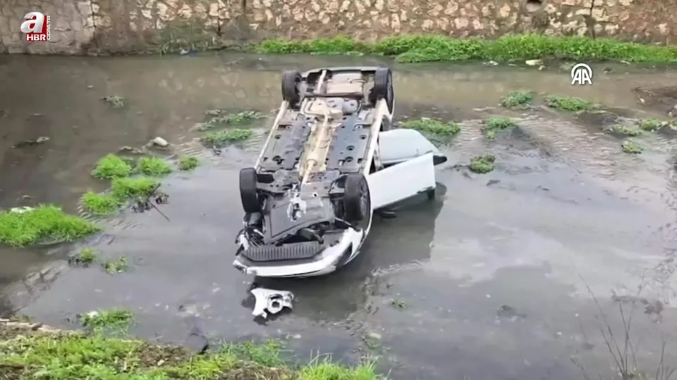 Bursa’da dereye devrilen otomobildeki 3 kişi yaralandı