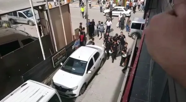 sanliurfada-asiretlerin-kavgasi-2-gun-surdu-askerler-sokaga-indi-1654270529865.jpg Şanlıurfa’da aşiretlerin kavgası 2 gün sürdü! Asker devreye girdi - 1
