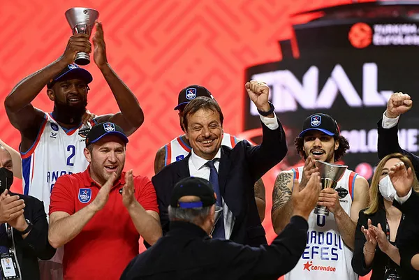 Anadolu Efes Euroleague şampiyonu oldu! Helal olsun çocuklar!