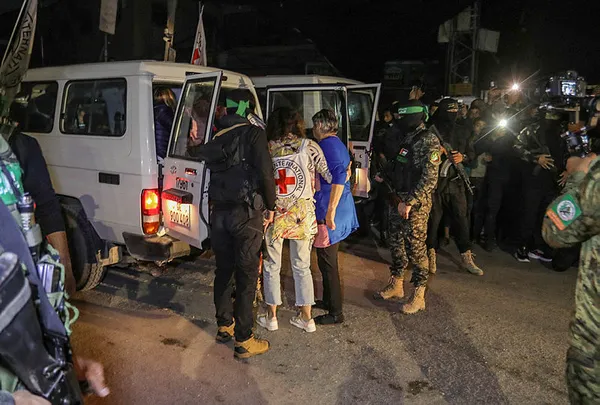 Katil İsrail insani ara tanımıyor! 3 hastane ve mülteci kampına kuşatma! Rehine takası sonrası ambulansta gözaltı...