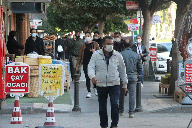 Şaşkına çeviren olay! Adana'da koronavirüsten ölen yakınını öpüp vedalaştı - 2