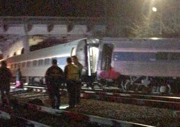 ABD'de iki tren çarpıştı!